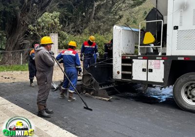 Avanza el reasfaltado de la vía a la Virgen de la Anunciación del Puente con apoyo del GAD Quimiag y la Prefectura